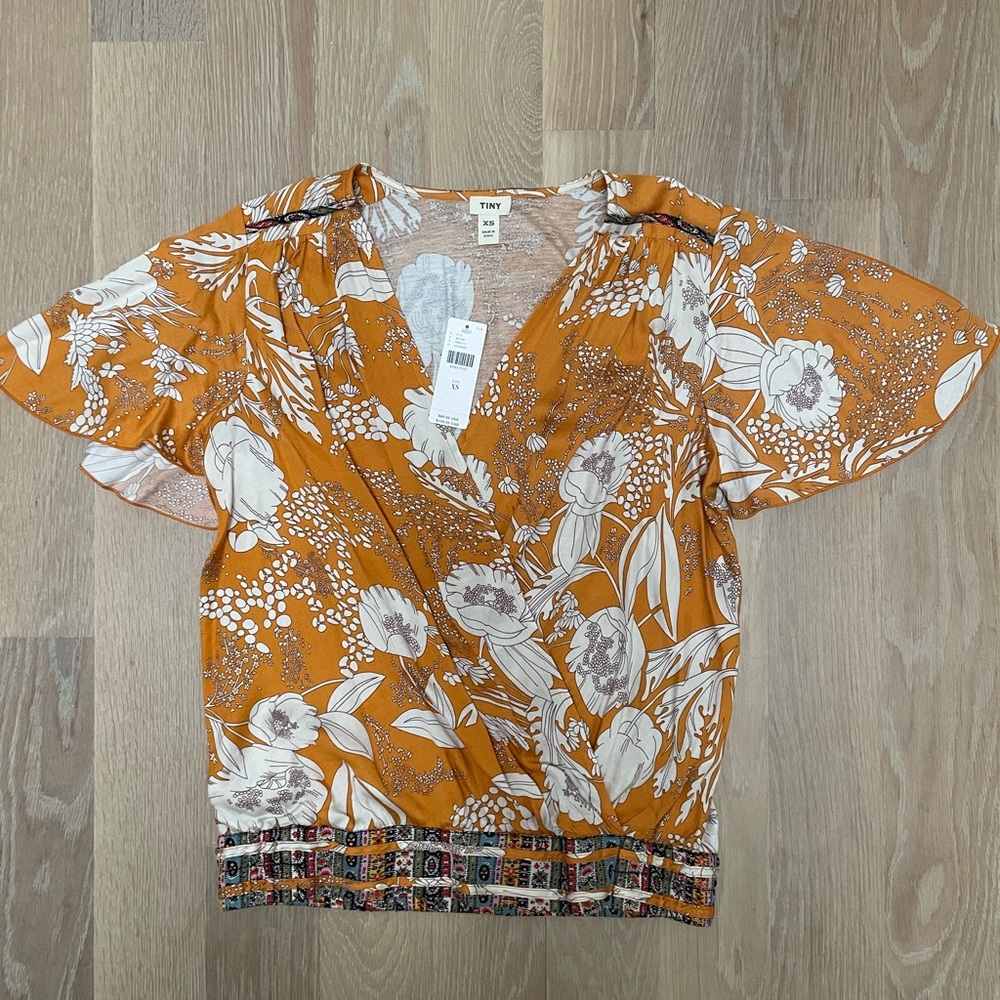 NWT Anthropologie Orange Gold / Cream Flutter Sleeve Top - Tiny brand - size XS
